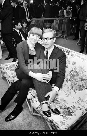 Michael Caine, protagonista del film 'Alfie' si pone con Cilla Black. 17th marzo 1966. Foto Stock