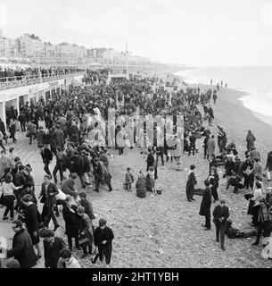 Gli stati d'animo e i rocker erano due culture giovanili britanniche in conflitto tra l'inizio e la metà del 1960s. La copertura mediatica di mod e rocker che combattevano nel 1964 ha scatenato un panico morale sui giovani britannici, e i due gruppi sono stati etichettati come diavoli popolari. I mod si riuniscono alla spiaggia di Brighton. 18th aprile 1965. Foto Stock