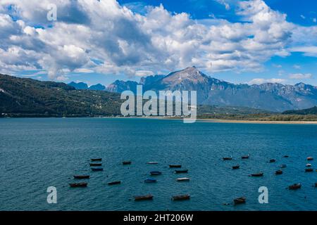 Vista sul lago di Santa Croce fino alle colline meridionali delle Dolomiti, la vetta del Monte Cimon nel centro. Foto Stock