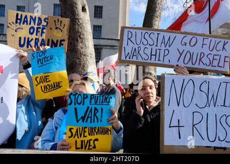 LONDRA - 26th FEBBRAIO 2022: Protesta anti-guerra fuori Downing Street a Londra, per la pace in Ucraina dopo gli attacchi russi. Foto Stock