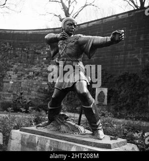 Statua di Robin Hood, Castle Place, Nottingham, Nottinghamshire. La statua di Robin Hood è raffigurata con l'arco e la freccia mancanti. Nel 1950s e nel 1960s la statua divenne un bersaglio per i cacciatori di souvenir e le sostituzioni costavano il comune £55 alla volta. Alla fine la freccia è stata realizzata in un materiale particolarmente resistente fissato con un processo di saldatura specializzato per scoraggiare gli atti vandalici. 15th maggio 1966. Foto Stock