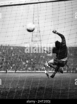 Borussia Dortmund v. Liverpool, finale della Coppa delle Coppe europee ad Hampden Park a Glasgow, maggio 1966. Dortmund ha lasciato indietro Theo redder, testa la palla sopra il suo proprio obiettivo. Punteggio finale Borussia Dortmund 2-1 Liverpool *** Local Caption *** Theodor redder Foto Stock