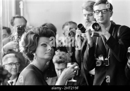 Sophia Loren alla conferenza stampa del Savoy Hotel di Londra, dove ha discusso i dettagli del primo film di Charlie Chaplin per nove anni. Regia e Sophia sta recando nel film "A Countess from Hong Kong". 1st novembre 1965. Foto Stock