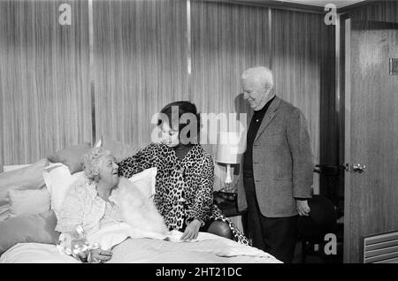 Sul set di "A Countess from Hong Kong", il nuovo film di Charlie Chaplin, Miss Margaret Rutherford ha un ruolo cameo come passeggero di mare la cui cabina è errata per la cabina di Miss Sophia Loren. Nella foto, sul set, (da sinistra a destra) Margaret Rutherford, Sophia Loren e Charlie Chaplin. 23rd marzo 1966. Foto Stock