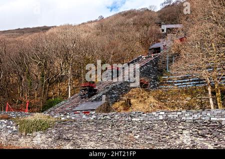 Il piano inclinato di Vivyan Slate Quarry V2 trasporta due vagoni a carreggiata stretta su una piattaforma orizzontale che corre su una carreggiata più larga azionata dalla gravità Foto Stock