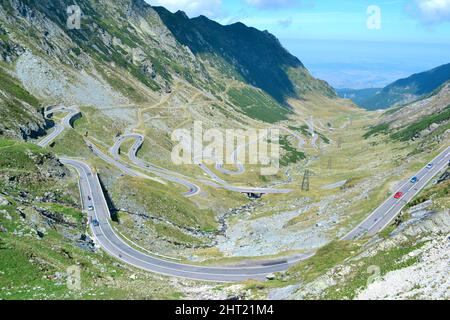 Transfagarasan Highway, una bella strada di montagna, una strada con una valle ondulata nei Carpazi montagne in Romania, Ridge Fagaras. Foto Stock