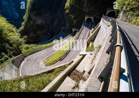 Vista aerea sulle tornanti, le pareti e i tunnel del Passo di San Boldo. Foto Stock