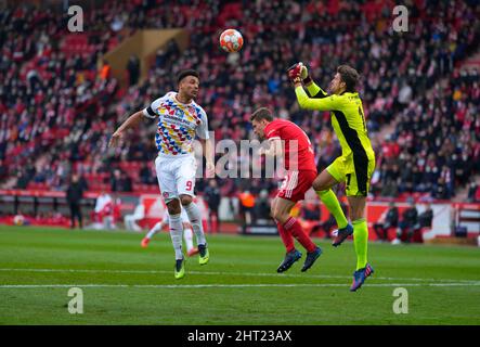 Berlino, Germania, Bundesliga tedesca, 26 febbraio 2022: Andreas Luthe dell'Unione Berlino e Karim Onisiwo di Mainz Karim Onisiwo durante l'Unione Berlino contro FSV Mainz 05, Bundesliga, a Stadion an der Alten FÃ¶rsterei. Prezzo Kim/CSM. Foto Stock