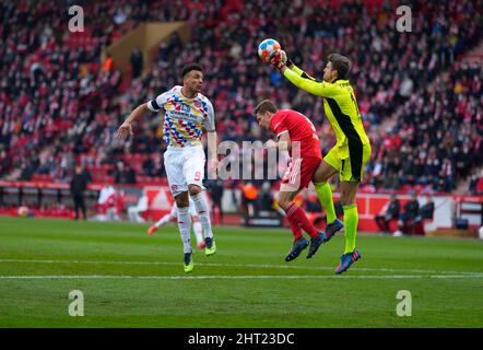 Berlino, Germania, Bundesliga tedesca, 26 febbraio 2022: Andreas Luthe dell'Unione Berlino e Karim Onisiwo di Mainz Karim Onisiwo durante l'Unione Berlino contro FSV Mainz 05, Bundesliga, a Stadion an der Alten FÃ¶rsterei. Prezzo Kim/CSM. Foto Stock