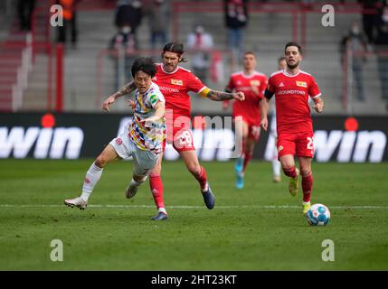 Berlino, Germania, Bundesliga tedesca, 27 febbraio 2022: Christopher Trimmel di Union Berlin e Jae-Sung durante Union Berlin contro FSV Mainz 05, Bundesliga, a Stadion an der Alten FÃ¶rsterei. Prezzo Kim/CSM. Foto Stock