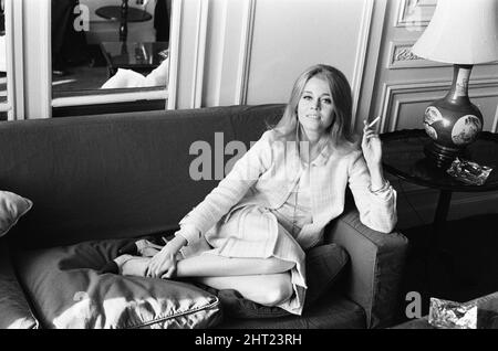 Jane fonda, attrice americana, nel Regno Unito per promuovere il suo ruolo protagonista nel nuovo film Circle of Love aka la Ronde (titolo originale francese), raffigurato al Savoy Hotel di Londra, giovedì 21st gennaio 1965. Questa domenica Jane fonda farà la sua apparizione al Salone Eamonn Andrews. Foto Stock