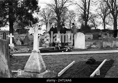 Nell'Oxfordshire viene effettuata una prova completa dei funerali di Sir Winston Churchill. La scena alla Chiesa di San Martino, Bladon. 28th gennaio 1965. Foto Stock