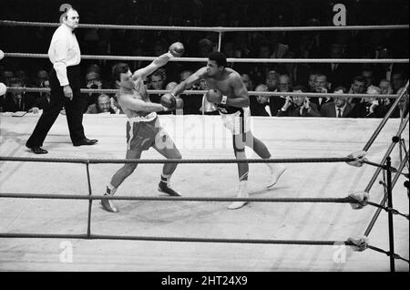 Il 6 agosto 1966 presso la Earls Court Arena di Kensington, Londra, Inghilterra, il campione di pesi massimi Muhammad Ali di Louisville, Kentucky, difese il suo titolo contro Brian London, di Blackpool, Inghilterra. Ali è stato inbattuto a 24-0 in arrivo. Londra era 35-13. La lotta era prevista per 15 turni. Quando gli fu chiesto se voleva un rimatch con Ali, Londra disse: “Solo se lega un peso di 56 libbre a ciascuna gamba…” Ali ha battuto Londra nel terzo turno. (Foto) Ali cattura Londra con una mano destra. Foto Stock