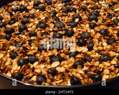 Primo piano di una granola piena di mirtilli. Foto Stock