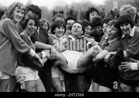 La squadra di football della Queen Mary Girls gioca la loro prima partita contro una squadra di ragazze della Royal Exchange Assurance Co. La partita è stata disputata al Sports Center di Southampton e si è conclusa con un'estrazione dal 3 al 3. L'arbitro è stato Richard 'Dickie' Davies, un reporter con ITN World of Sport. Nella foto, l'arbitro Richard 'Dickie' Davies è portato dalle donne dopo la partita. 30th gennaio 1966. Foto Stock