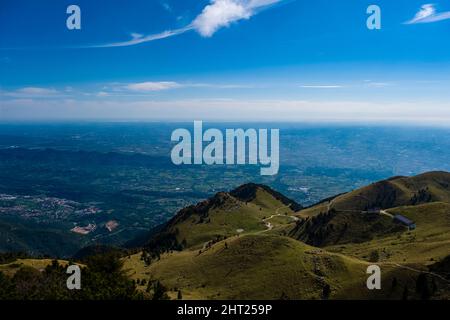 Vista dalla cima del Monte Grappa verso sud, Venezia in lontananza. Foto Stock