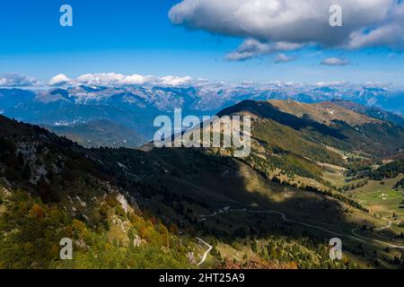 Vista dalla cima del Monte Grappa verso nord, Dolomiti in lontananza. Foto Stock