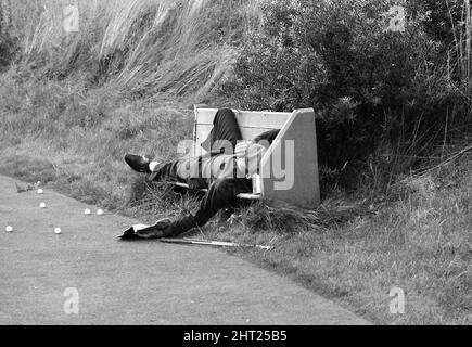 Campionati del mondo di golf di Carling a Birkdale. Il golfista americano Bob Shave si stende piatto fuori esaurito su un sedile dopo aver giocato solo 9 buche durante il torneo. 30th agosto 1966. Foto Stock