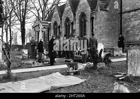 Nell'Oxfordshire viene effettuata una prova completa dei funerali di Sir Winston Churchill. Pallabearers dalle Guardie irlandesi abbassando la bara nella tomba appena preparata nel cortile della chiesa di St Martin, Bladon. 28th gennaio 1965. Foto Stock