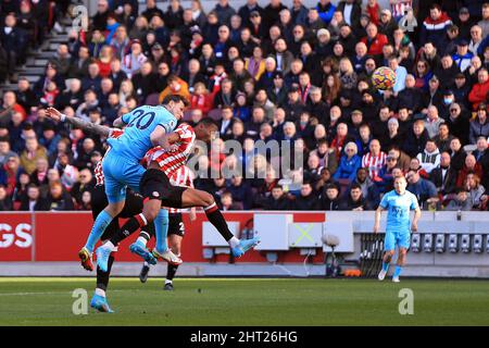 Londra, Regno Unito. 26th Feb 2022. Chris Wood of Newcastle United (L) prende un colpo sul traguardo. Partita della Premier League, Brentford contro Newcastle Utd al Brentford Community Stadium di Brentford, Londra, sabato 26th febbraio 2022. Questa immagine può essere utilizzata solo per scopi editoriali. Solo per uso editoriale, licenza richiesta per uso commerciale. Nessun uso in scommesse, giochi o un singolo club/campionato/player pubblicazioni. pic di Steffan Bowen/Andrew Orchard sport fotografia/Alamy Live news credito: Andrew Orchard sport fotografia/Alamy Live News Foto Stock