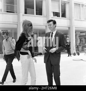 Life at the Top, 1965 film, in location filmata intorno all'edificio Economist a St James, Londra, SW1, domenica 25th luglio 1965. Il film è protagonista Laurence Harvey, che reprises il ruolo di Joe Lampton in un sequel del 1959 film Room at the Top. La nostra foto mostra .... Laurence Harvey con l'amico Jean Shrimpton, che lo ha incontrato per una chiacchierata durante una pausa nelle riprese. Foto Stock