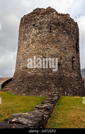 Le rovine del castello di Dolbadarn del 13th secolo, una torre rotonda gallese, costruita da Llewelyn il Grande per controllare il passo della montagna Llanberis Foto Stock