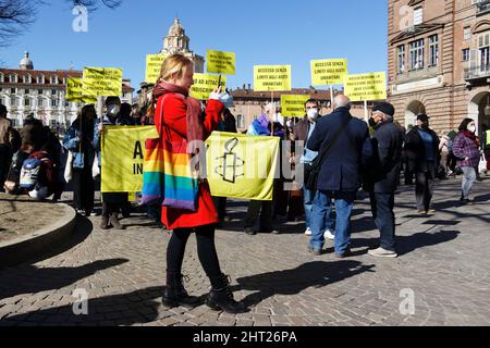 Torino, Italia. 26th Feb 2022. Gli attivisti internazionali di Amnesty protestano contro l'invasione russa dell'Ucraina. Credit: MLBARIONA/Alamy Live News Foto Stock