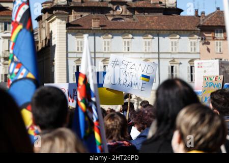 Torino, Italia. 26th Feb 2022. La gente protesta contro l'invasione russa dell'Ucraina. Credit: MLBARIONA/Alamy Live News Foto Stock