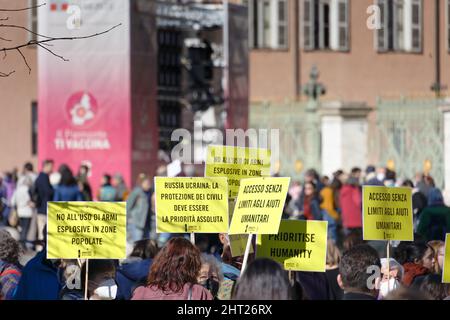 Torino, Italia. 26th Feb 2022. Gli attivisti internazionali di Amnesty protestano contro l'invasione russa dell'Ucraina. Credit: MLBARIONA/Alamy Live News Foto Stock