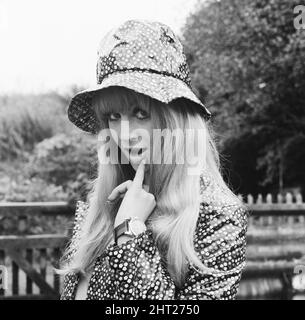 Carol Dilworth, modella e attrice di 19 anni, nella foto del 7th novembre 1966. Note aggiuntive. Carol Dilworth, sposata con Len Hawkes (1969) del gruppo musicale Tremeloes, è madre del cantante Chesney Hawkes. Foto Stock