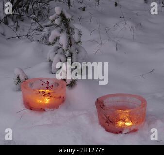 Lanterne di ghiaccio con rametti di barberry Foto Stock