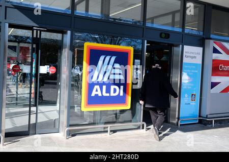 aldi supermercato filiale nella città di ramsgate, kent est, uk febbraio 2022 Foto Stock