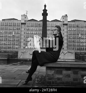 Margaret Bayes (18) uno studente dell'Hull Art College traccia la colonna di William Wilberforce, vista dai Queen's Gardens di Hull, East Yorkshire. 16th marzo 1965. Foto Stock