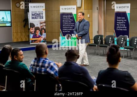 Educatore che istruisce diversi studenti adulti sulla finanza personale Foto Stock