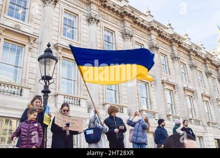 Londra, Regno Unito. 26th febbraio 2022. Un manifestante sventola una bandiera Ucraina. Migliaia di persone si sono riunite a Whitehall per protestare contro l'invasione russa dell'Ucraina e hanno invitato il governo britannico e la NATO ad aiutare l'Ucraina. Credit: Vuk Valcic/Alamy Live News Foto Stock