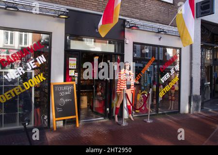 Den Bosch, Paesi Bassi - 12 febbraio 2022: Ingresso a un negozio di carnevale olandese Foto Stock