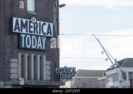 Den Bosch, Paesi Bassi - 12 febbraio 2022: Loghi dell'America oggi immagazzinano sulla facciata dell'edificio nella via dello shopping Foto Stock