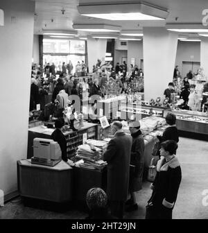 Un minuto di silenzio si svolge come un momento di ricordo per Sir Winston Churchill, il giorno del suo funerale di stato, presso il Owen Owen Department Store di Coventry, 30th gennaio 1965. Foto Stock