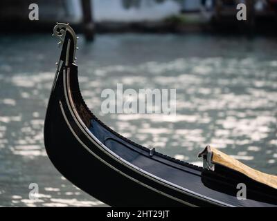 Risso o Ringlet Iron Gondola veneziana dettaglio o ornamento sul Canal Grande a Venezia Foto Stock