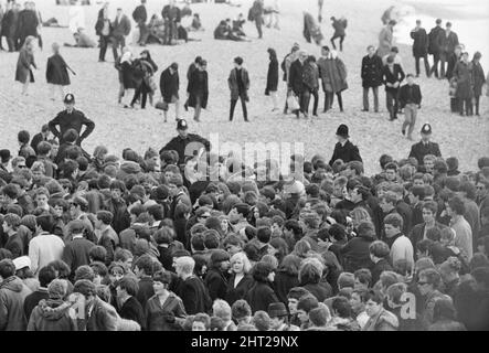 Gli stati d'animo e i rocker erano due culture giovanili britanniche in conflitto tra l'inizio e la metà del 1960s. La copertura mediatica di mod e rocker che combattevano nel 1964 ha scatenato un panico morale sui giovani britannici, e i due gruppi sono stati etichettati come diavoli popolari. Mods arrotondato dopo scontri con i rockers a Brighton. 18th aprile 1965. Foto Stock