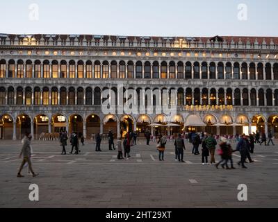 Venezia, Italia - Gennaio 6 2022: Piazza San Marco con tavoli da caffè in una serata invernale. Foto Stock