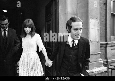 Jane Birkin, di 18 anni, attualmente protagonista del ruolo di guida del 'Passion Flower Hotel' si sposa in segreto presso l'ufficio del registro di Chelsea di Londra a John Barry, di 30 anni. 16th ottobre 1965. Foto Stock