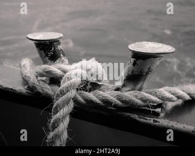 Corda o falò di canapa e avvolta su una barca Vaporetto a Venezia, Italia in bianco e nero monocromatico Foto Stock