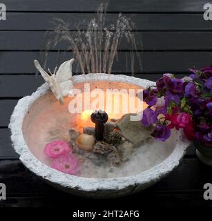 Bagno di uccelli con mini fontana Foto Stock