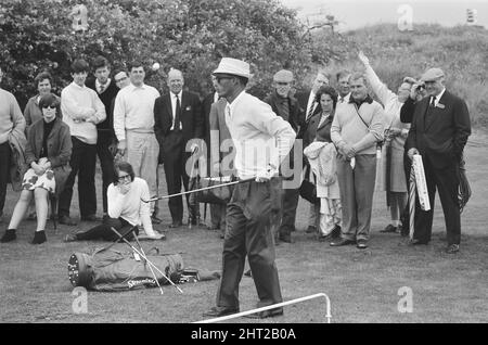 Campionati del mondo di golf di Carling a Birkdale. Il golfista portoricano Juan Antonio ' Chi Chi ' Rodriguez dimostra la sua abilità facendo scivolare la palla a terra con il suo club e poi colpendola di nuovo nelle sue mani durante il torneo. 30th agosto 1966. Foto Stock