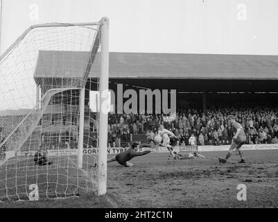 Partita della Lega inglese Divisione due. Cardiff City 5 / Plymouth Argyle 1. Lyn davies, portiere di Cardiff, ha salvato in modo spettacolare John Newman di Argyle. 1st gennaio 1966. Foto Stock