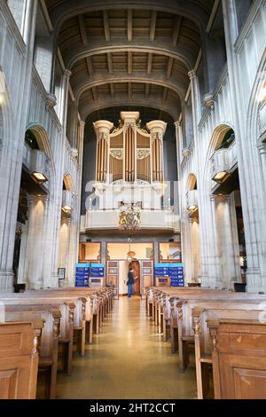 Navata e organo a tutti gli arenati dalla Torre, una chiesa cristiana fondata nel 675 d.C., la chiesa più antica della città di Londra, Inghilterra. Foto Stock