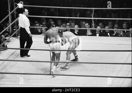 Il 6 agosto 1966 presso la Earls Court Arena di Kensington, Londra, Inghilterra, il campione di pesi massimi Muhammad Ali di Louisville, Kentucky, difese il suo titolo contro Brian London, di Blackpool, Inghilterra. Ali è stato inbattuto a 24-0 in arrivo. Londra era 35-13. La lotta era prevista per 15 turni. Quando gli fu chiesto se voleva un rimatch con Ali, Londra disse: “Solo se lega un peso di 56 libbre a ciascuna gamba…” Ali ha battuto Londra nel terzo turno. (Foto) Ali cattura Londra con una mano destra. Foto Stock