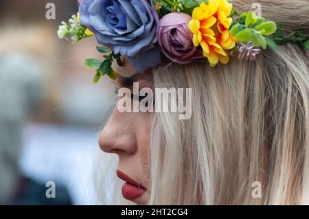 Glasgow, Scozia, Regno Unito. 26th Febbraio, 2022. La gente si riunisce in George Square per protestare contro l'invasione russa dell'Ucraina. Credit: SKULLY/Alamy Live News Foto Stock