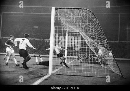 Partita internazionale allo stadio Wembley. Inghilterra 1 contro Germania occidentale 0. Il gioco è stato segnato solo da Nobby Stiles dopo il portiere della Germania occidentale Hans Tilkowski. 23rd febbraio 1966. Foto Stock